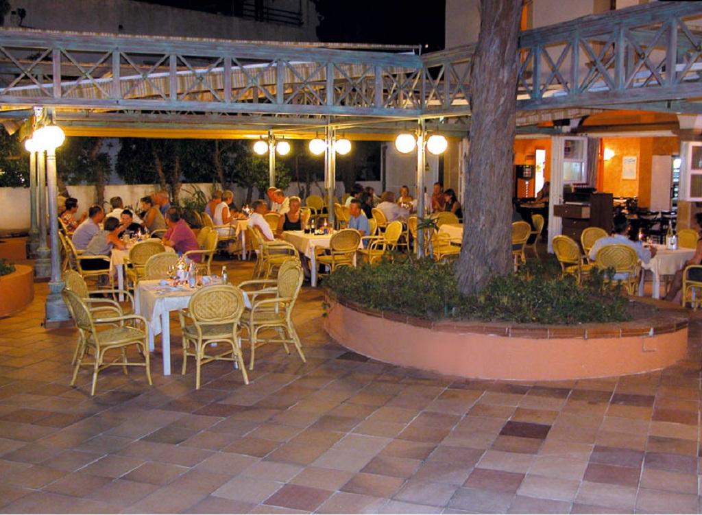 Hotel Beachclub Font De Sa Cala Eksteriør billede