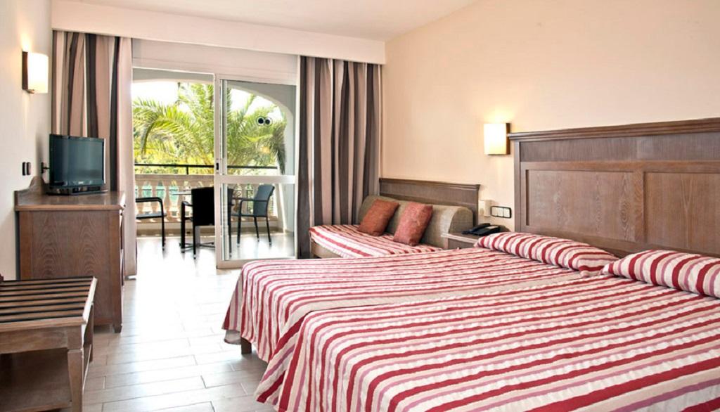 Hotel Beachclub Font De Sa Cala Eksteriør billede